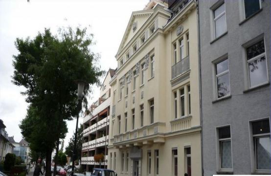 <p>Etagenwohnung im Jugendstilhaus, geräumig, saniert, ruhige Lage, dennoch zentral gelegen</p>