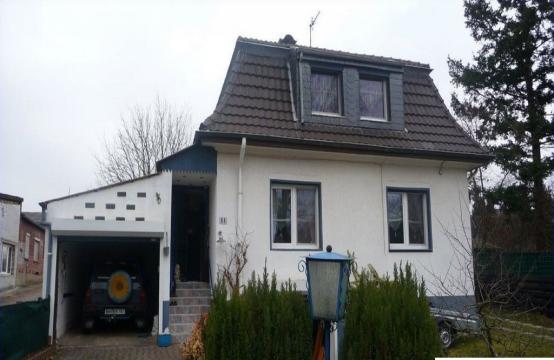 <p>Freistehendes EFH mit - Auffahrt - zwei Garagen- viel Wohn+Nutzfläche - und großem Garten</p>
