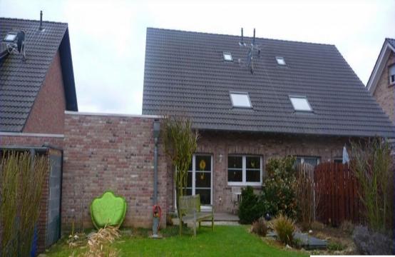 <p>Vollverklinkerte, neuwertige DHH mit wunderschönem Garten und 9. Meter tiefer Garage</p>