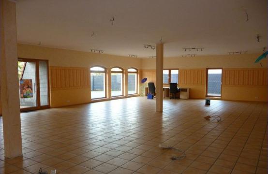 Neuwertiges 245 QM großes Ladenlokal mit 12 Stellplätzen. Für alle Ideen geeignet !