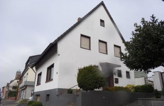 Modernisierungsbedürftiges, zentrales EFHAUS mit separtem Anbau + großem Grundstück