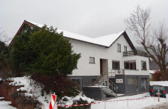 <p>Sanierungsbedürftiges, riesiges Wohnhaus mit viel Potenzial zum TOPPREIS</p>
