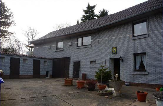 Teilweise saniertes Bauernhaus mit Anbauten & großem Grundstück
