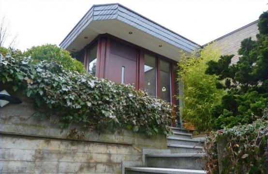 Vollunterkellerter schicker Winkelbungalow mit hochwertiger EBK,Garage & Traumgarten