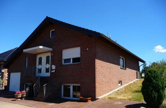 <p>Junges neuwertiges vollunterkellertes EFHaus mit Garage großem Wintergarten</p>