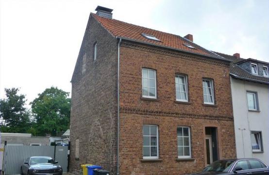 <p>Kernsaniertes,zentrales 3 Familienhaus mit Lagerflächen-Gewerbe !</p>
