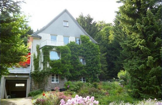 Idyllisches EFH mit Einliegerwohnung auf großem Grundstück am Waldrand!