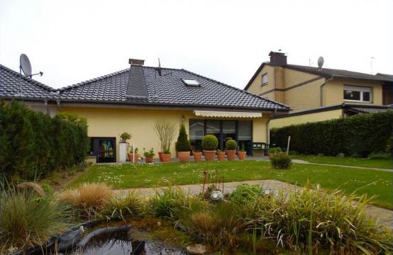 BAUJAHR 2005 neuwertiger 1,5 geschoßiger Bungalow mit großer Garage