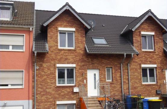 Junges vollverklinkertes RMHaus mit ausgebautem Keller,DG ,Sauna und neuer Heizung BJ 2002!