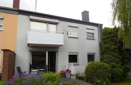 Zweifamilienhaus mit Garage auf 407 m² Grundstück in bevorzugter Wohngegend