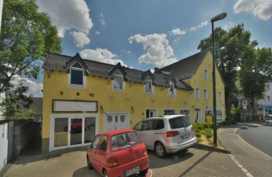 Schicke & zentrale zwei Zimmer DG Wohnung mit Terrasse und über 70 m² WF