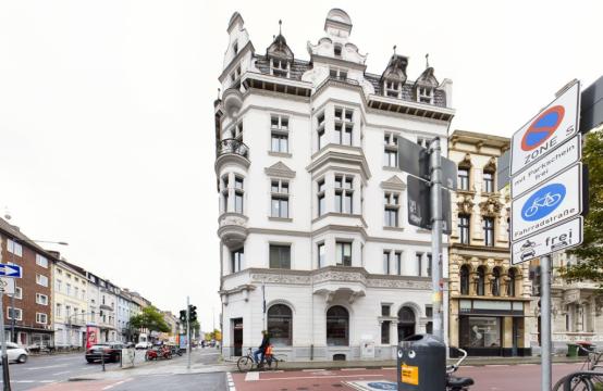 <p>Sanierte, große 4 Zimmerwohnung im historischen denkmalgeschützten Gebäude & toller Lage</p>
