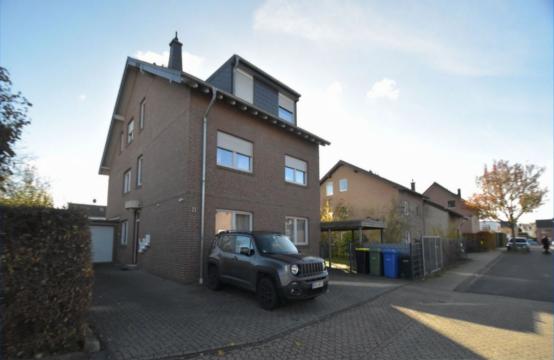 Neuwertige EG-Wohnung mit Garage, Terrasse und schönem Garten. BJ 2001